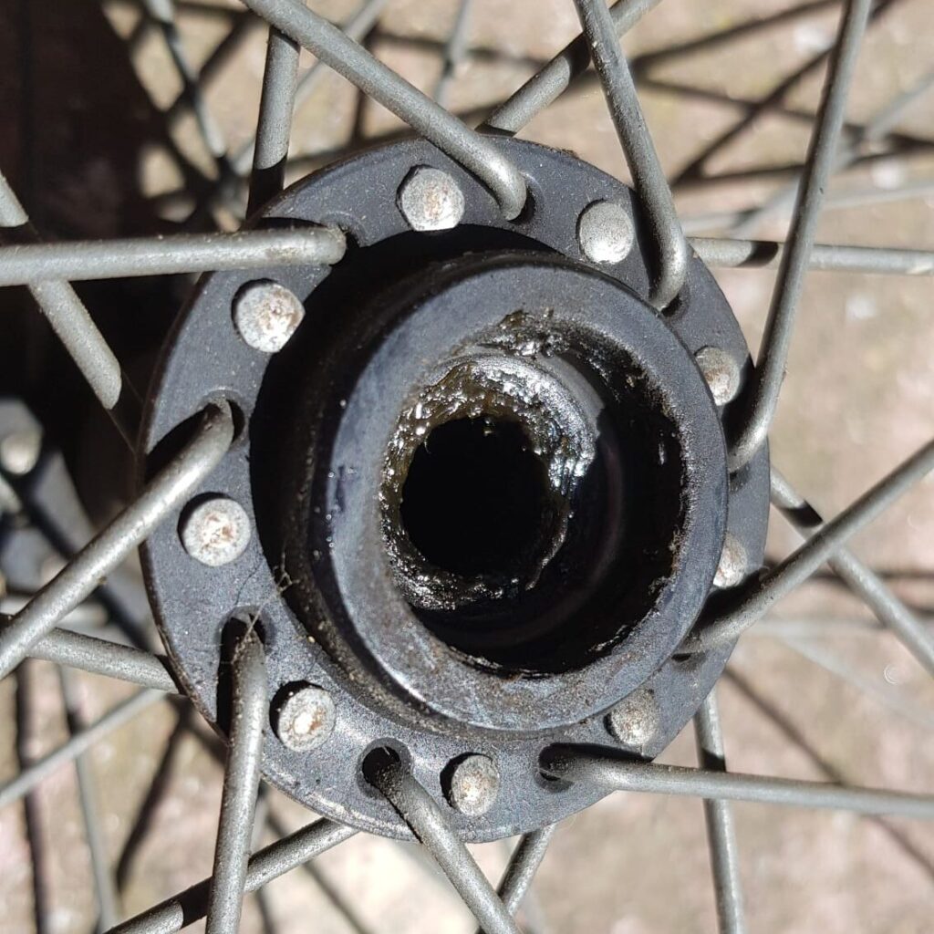 Démontage des cônes pour accéder au moyeux - La petite roue